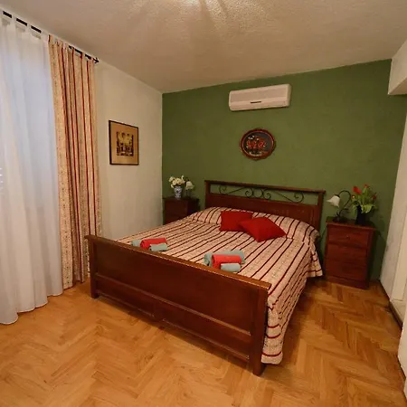 فندق مبيت وإفطار Flora 4*