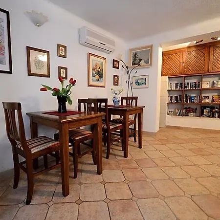Couette-café Flora 4*