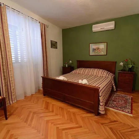 Oda ve Kahvaltı Flora