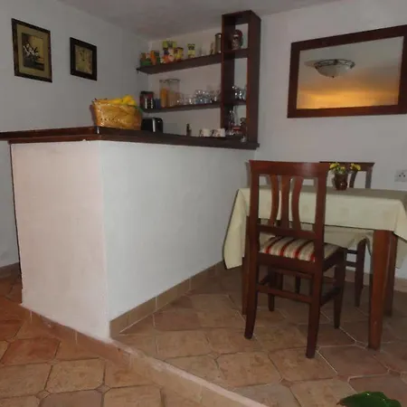 Flora Bed & Breakfast 4*