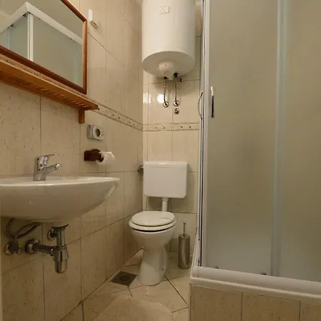 לינה וארוחת בוקר Flora 4*