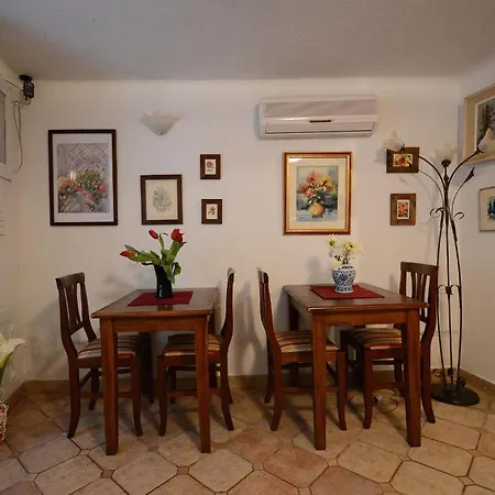 Couette-café Flora 4*