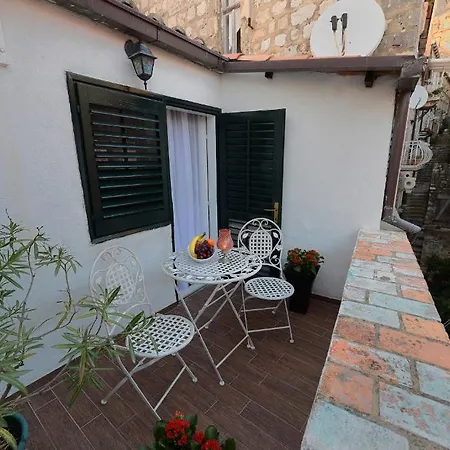 Flora Bed & Breakfast 4*