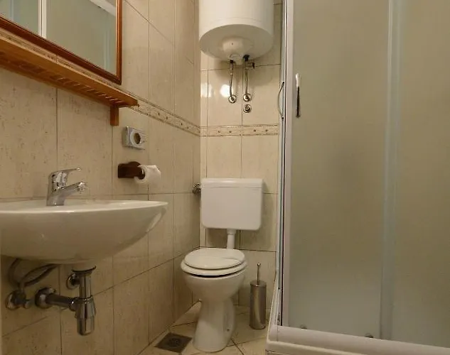 ベッド・アンド・ブレックファスト Flora 4*